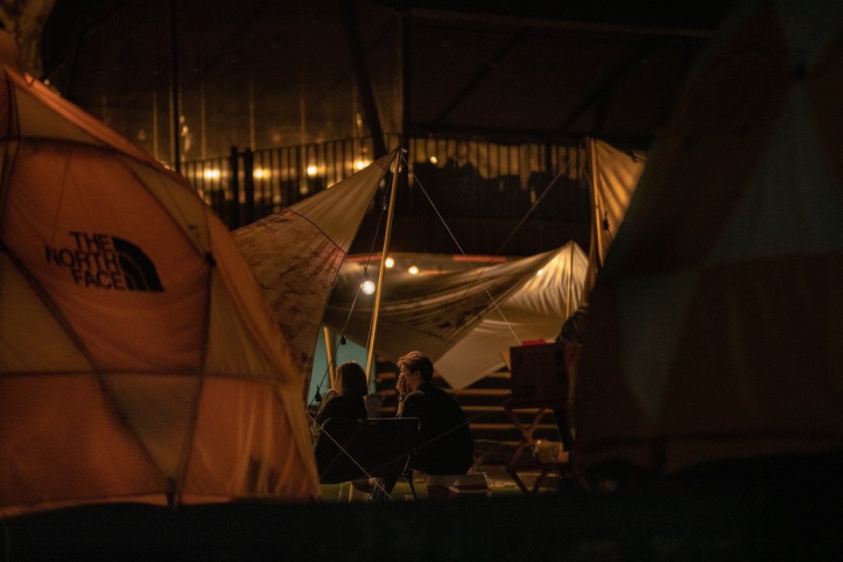 Camping traditionnel ou glamping : guide comparatif